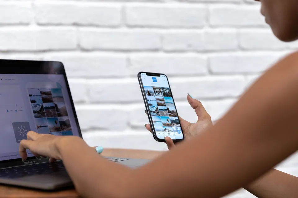 Comparaison d'un site web affiché sur un écran de bureau et sur un écran de téléphone mobile