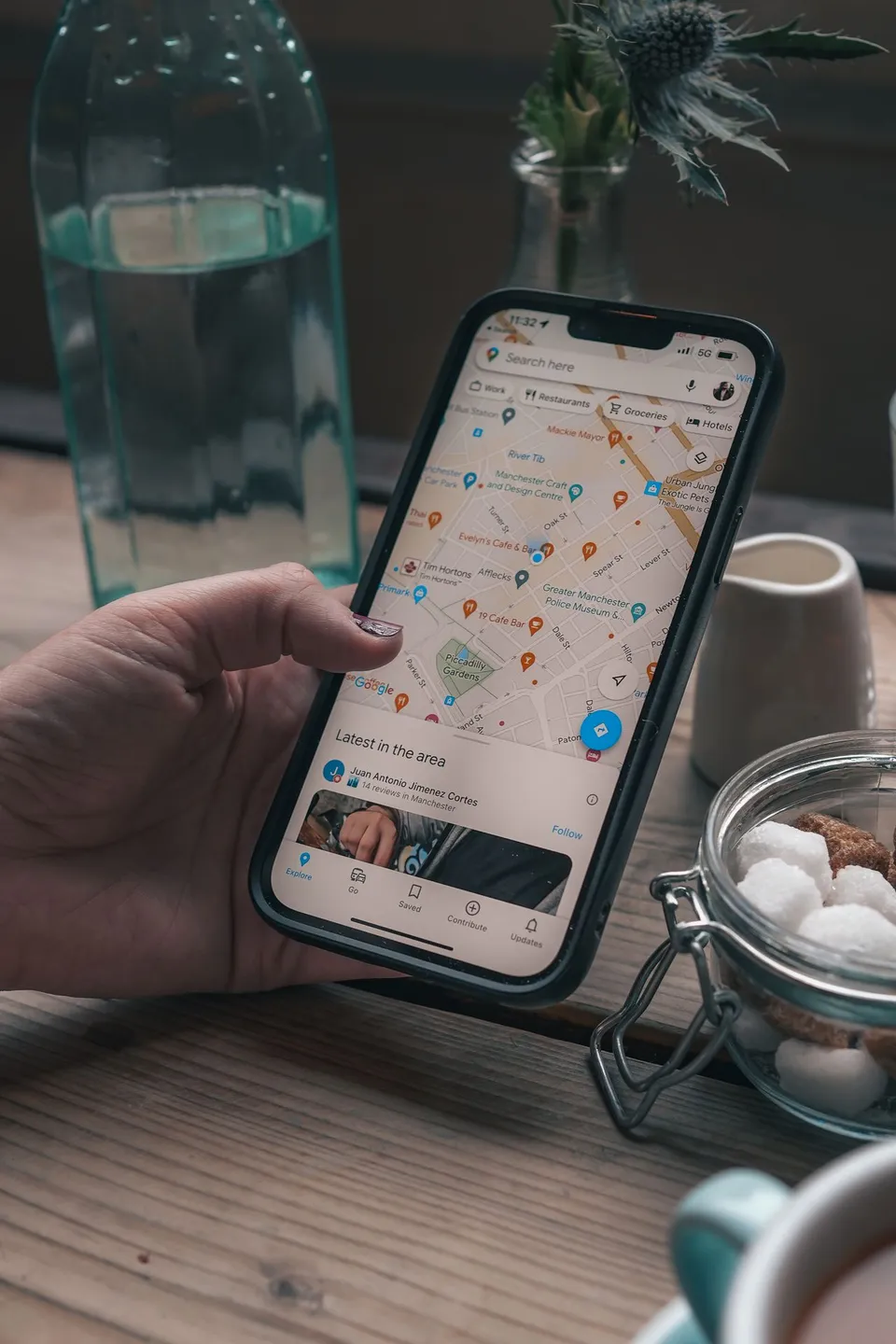 Fiche Google Business Profile d'un artisan, avec avis clients et horaires visibles sur smartphone