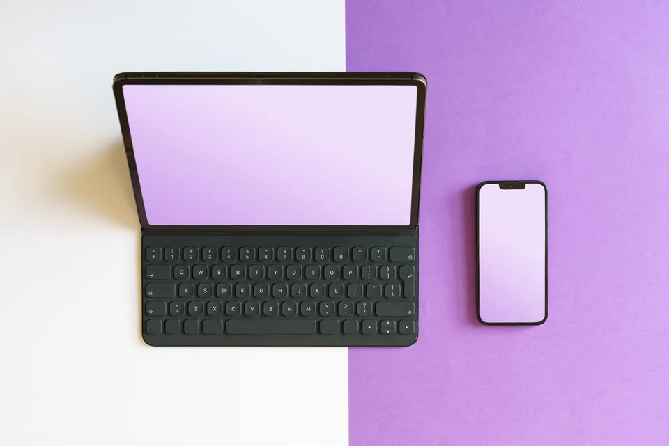 Comparaison d'un site web sur tablette et sur smartphone, en version adaptée aux écrans mobiles