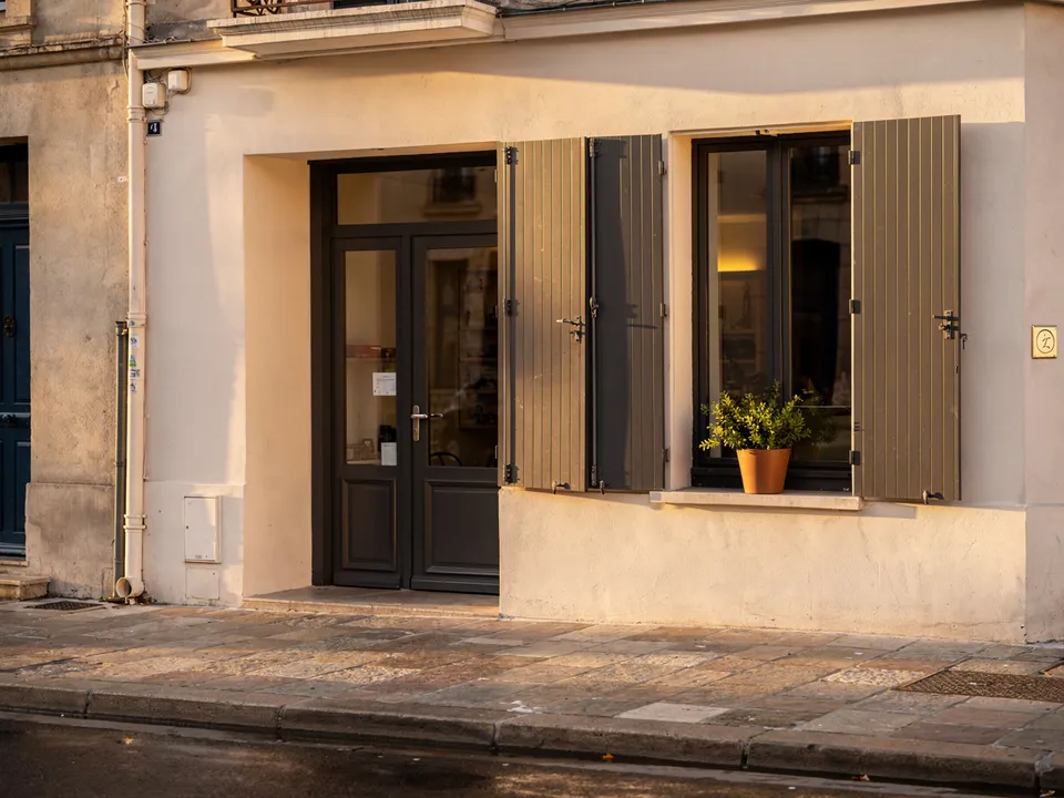 Devanture d'un commerce de quartier au petit matin, illustration de la visibilité locale pour les petites entreprises